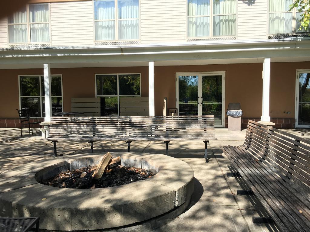 Norwood Inn And Suites Chaska Eksteriør bilde
