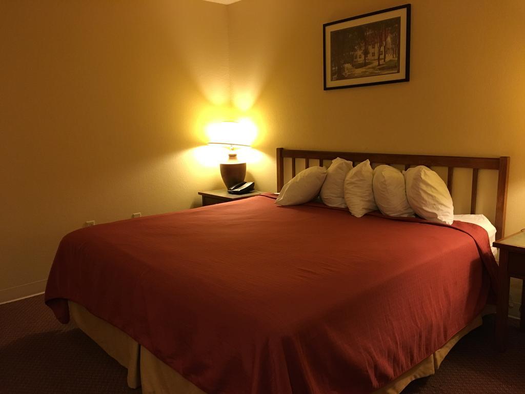 Norwood Inn And Suites Chaska Eksteriør bilde