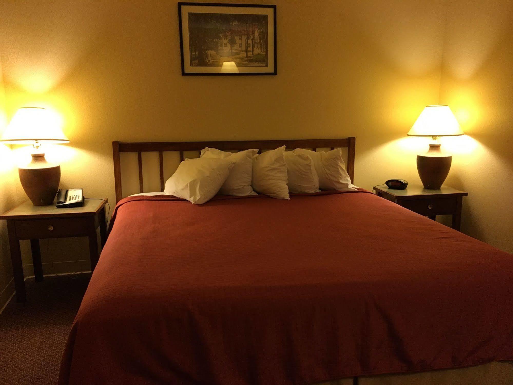 Norwood Inn And Suites Chaska Eksteriør bilde