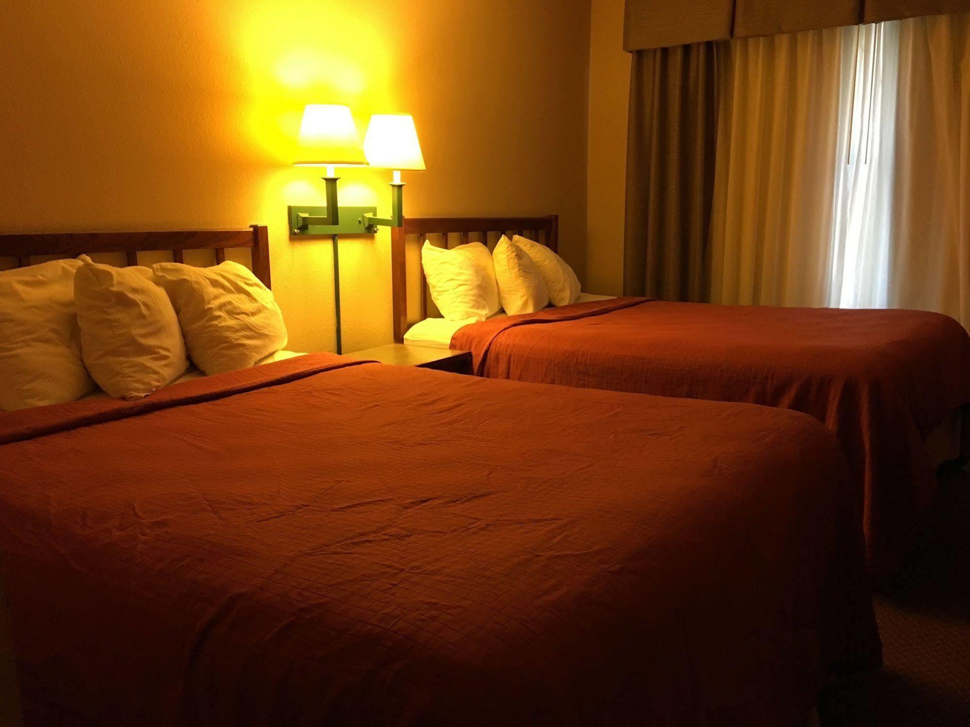 Norwood Inn And Suites Chaska Eksteriør bilde