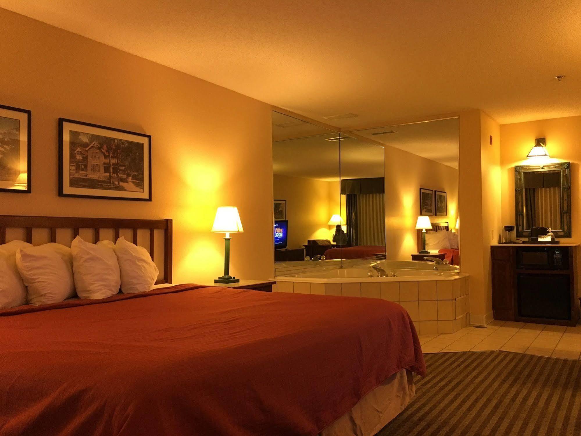 Norwood Inn And Suites Chaska Eksteriør bilde